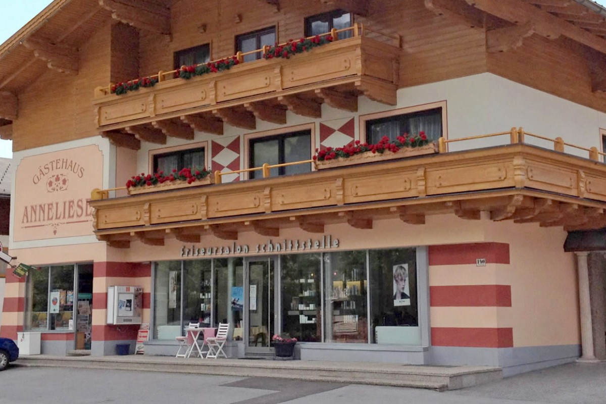 Außenansicht Geschäft - Friseursalon Schnittstelle an der Hauptstraße von Filzmoos