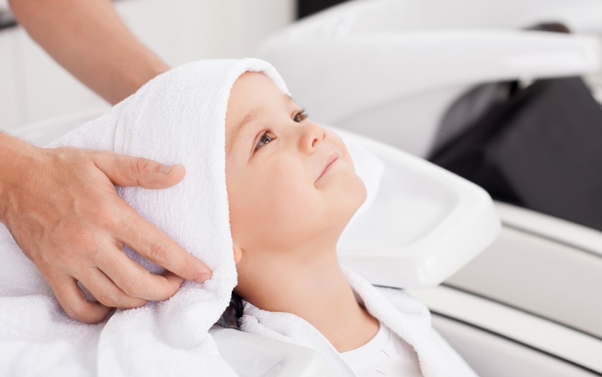 Kinder Haarwäsche